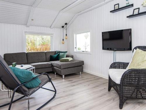 Oksbølにある6 person holiday home in Oksb lのリビングルーム(ソファ、テレビ付)