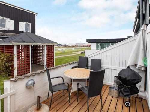 un patio con mesa y sillas en una terraza en 6 person holiday home in Vestervig en Vestervig