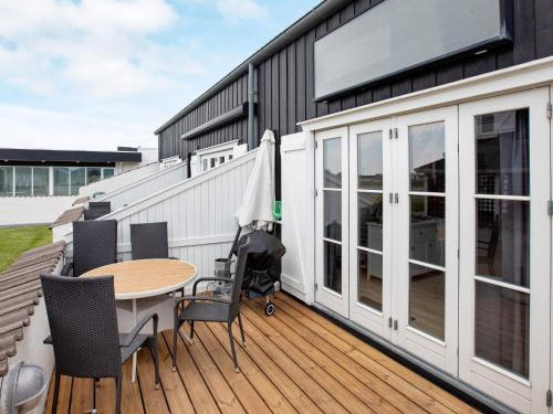 un patio con mesa y sillas en una terraza en 6 person holiday home in Vestervig en Vestervig