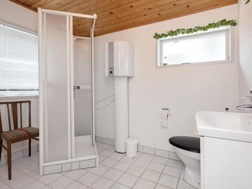 TorstedにあるHoliday home Thisted XVIのバスルーム(シャワー、トイレ、シンク付)