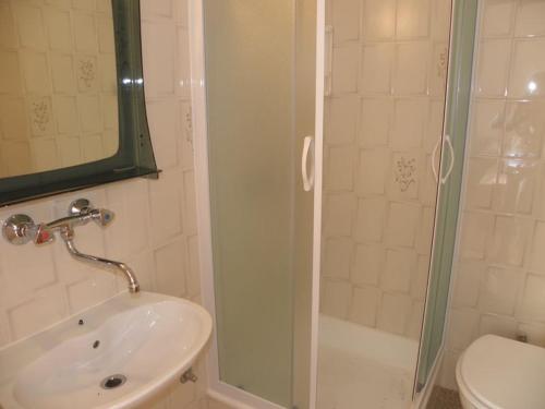 Un baño de Apartment in Duce with sea view, loggia, air conditioning, Wi-Fi (4166-7)