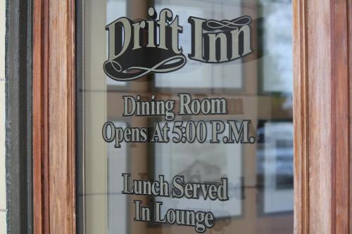 The Drift Innに飾ってある許可証、賞状、看板またはその他の書類
