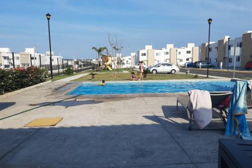 Der Swimmingpool an oder in der Nähe von Casa Familiar en Cluster Privado.
