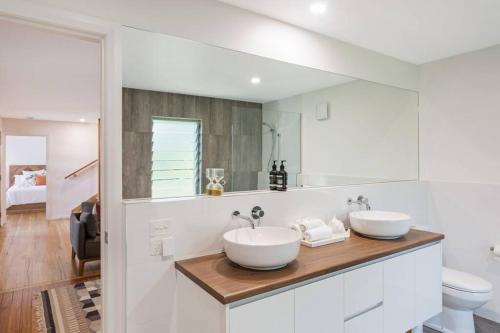 - une salle de bains avec 2 lavabos blancs sur un comptoir dans l'établissement ADS on Collins - 4 bedroom and Pet Friendly, à Merimbula