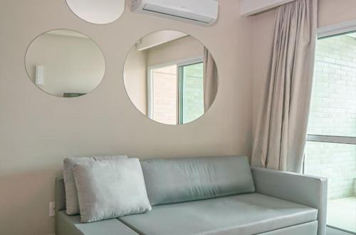 un soggiorno con divano e specchio di Salinas Exclusive Resort a Salinópolis