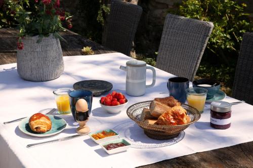 マザンにあるla maiZonの卵パンとフルーツの朝食付きテーブル