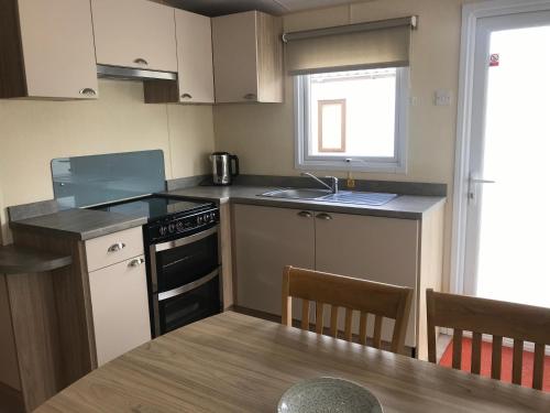 Dapur atau dapur kecil di Hoburne Beach Escape near Christchurch