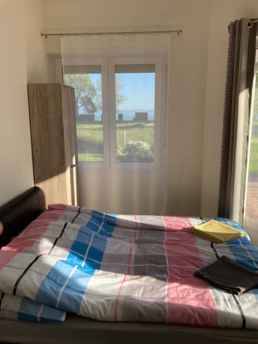 Posteľ alebo postele v izbe v ubytovaní Zamárdi Parti Apartman 1