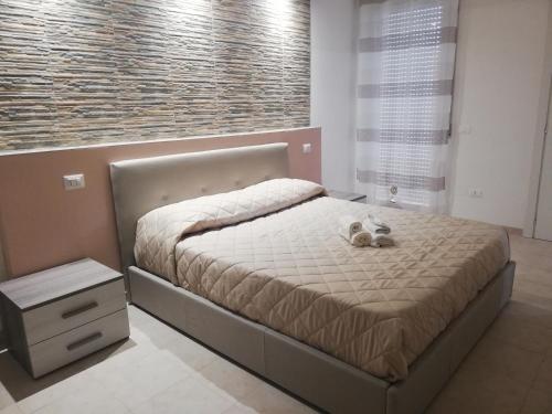 een slaapkamer met een bed met een knuffeldier erop bij Lido Venere Case Vacanze in Metaponto