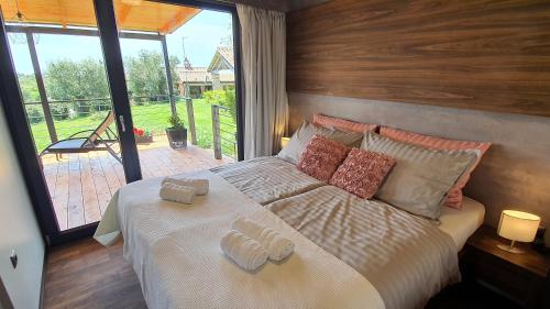 een slaapkamer met een groot bed en 2 handdoeken bij Collis winery - Family & Friends - Mobilhome in Rovinj