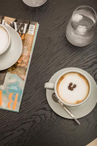 Tetera y cafetera en Canale Hotel & Suites