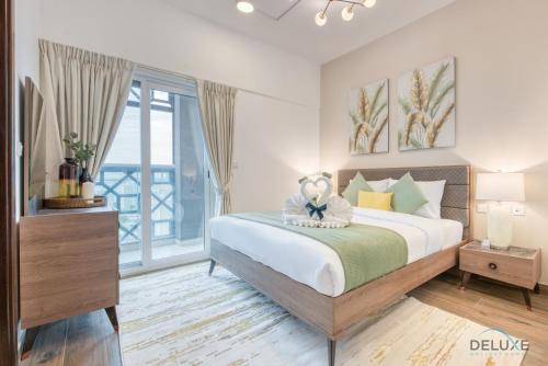 Postel nebo postele na pokoji v ubytování Splendid 2BR in Victoria Residency Al Furjan by Deluxe Holiday Homes