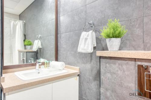 Koupelna v ubytování Splendid 2BR in Victoria Residency Al Furjan by Deluxe Holiday Homes