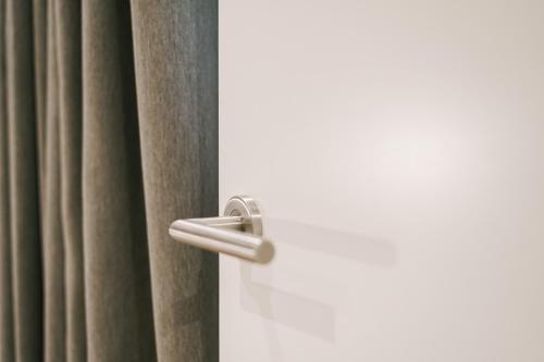a close up of a door with a handle at Debambú Atarazanas in Málaga