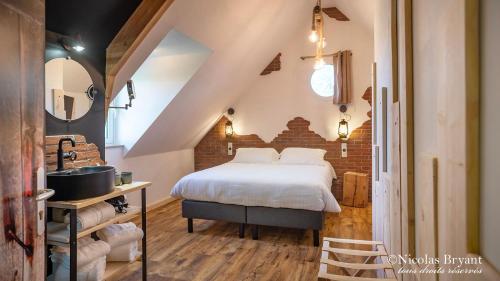 Postel nebo postele na pokoji v ubytování Le Saltimbanque - Auberge du Moulin