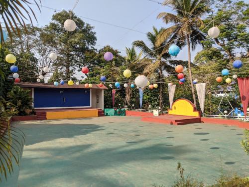 un gran patio con un montón de globos coloridos en Farmagudi Residency en Ponda