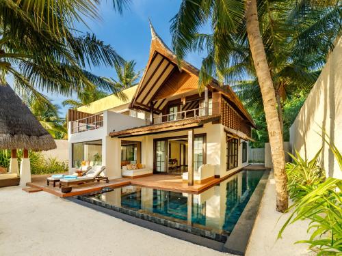 una foto di una villa con piscina di OZEN RESERVE BOLIFUSHI - Luxury All Inclusive a Città di Malé