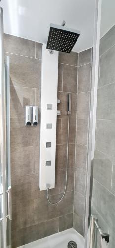 W łazience znajduje się prysznic z głowicą prysznicową. w obiekcie Avenida de Arteixo. Precioso apartamento w mieście A Coruña