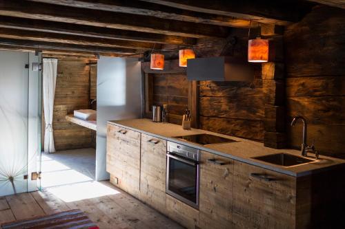 Kuchyň nebo kuchyňský kout v ubytování Appartements zi Ranna