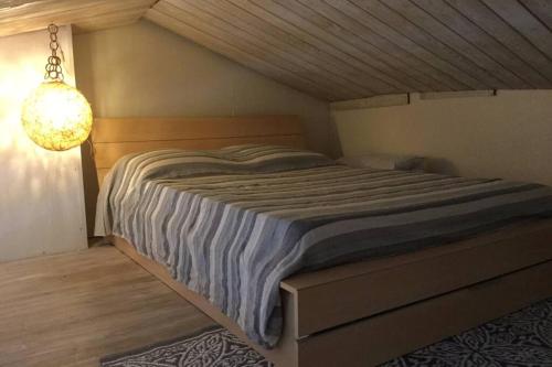 une chambre avec un grand lit dans une pièce dans l'établissement Appartement avec terrasse bodega, à Canet