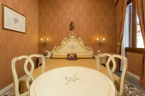 a dining room with a white table and chairs at Locanda Cà Le Vele in Venice