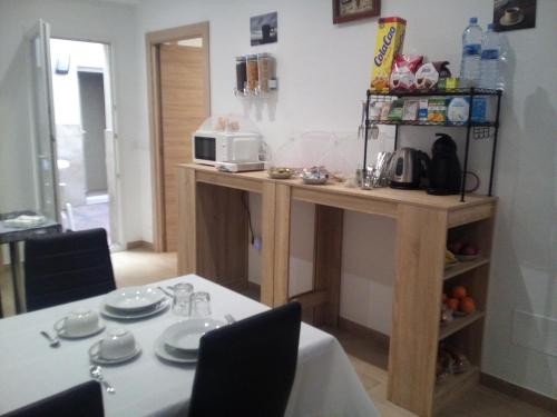 una pequeña cocina con mesa y microondas en Casa María, en Málaga