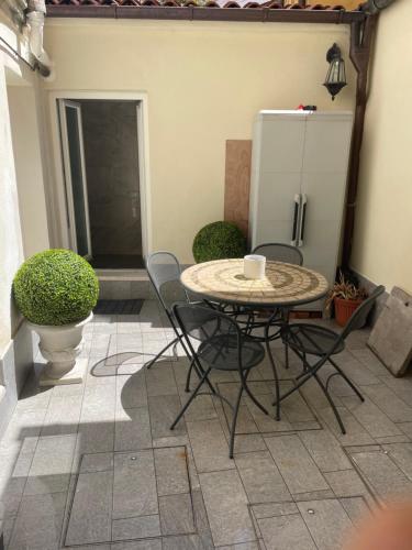 eine Terrasse mit einem Tisch und Stühlen sowie einem Kühlschrank in der Unterkunft Blusuite appartamento in Venedig