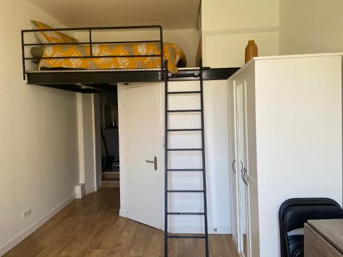 Ce lit superposé se trouve dans un dortoir avec une échelle. dans l'établissement Nice Centre: à 300m de la mer et de la Promenade des Anglais, à Nice