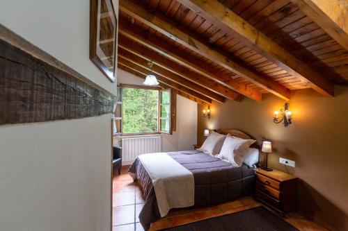 Un pat sau paturi într-o cameră la Hotel Rural El Caserón