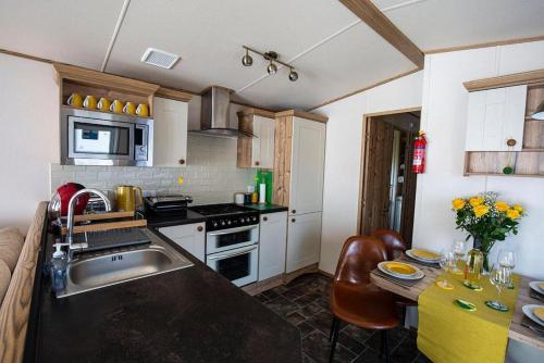 Кухня или мини-кухня в Stunning 2 Bed Chalet in Silversands Lossiemouth
