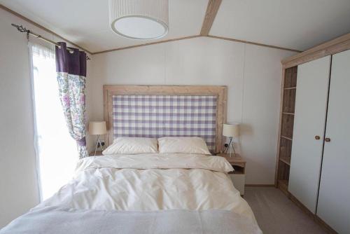 En eller flere senge i et værelse på Stunning 2 Bed Chalet in Silversands Lossiemouth
