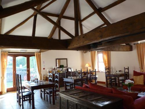 Posezení v ubytování THE GINNEY Country Guest House