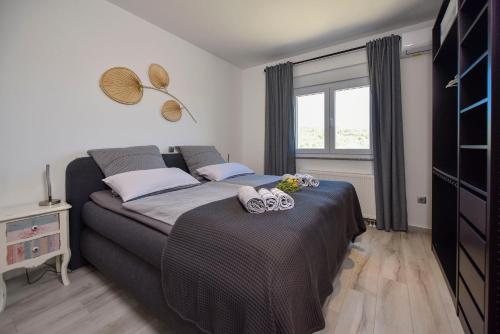 Postel nebo postele na pokoji v ubytování Moderner Bungalow mit Meerblick