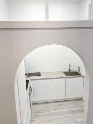 een keuken met een boog en een wastafel bij 100m2 Apartment Nähe 1010 Wien in Wenen