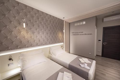 Una cama o camas en una habitación de HOLYGOLD Suite ****