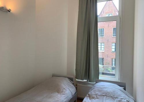 Postel nebo postele na pokoji v ubytování Lush Apartment