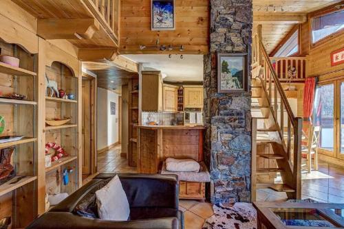 - un salon avec un escalier dans une cabane en rondins dans l'établissement MGM Parc Couttet, à Chamonix-Mont-Blanc