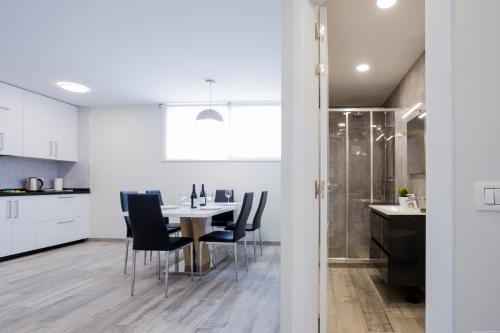 a kitchen and dining room with a table and chairs at Palm Mar de LUX A32 in Palm-mar