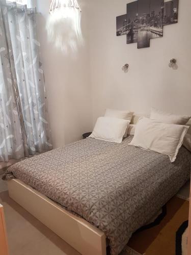 sypialnia z łóżkiem w pokoju w obiekcie Ketia p w Marsylii