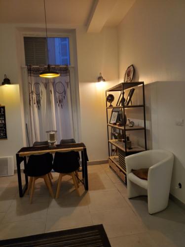- un salon avec une table, des chaises et une étagère dans l'établissement Ketia p, à Marseille