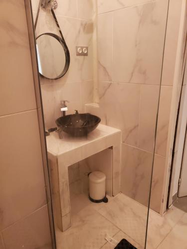 y baño con lavabo y ducha. en Ketia p, en Marsella