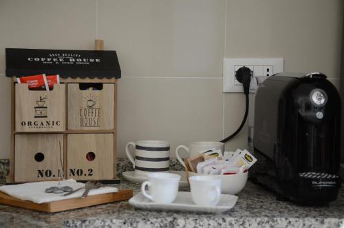 Tetera y cafetera en Calicantus bed and breakfast