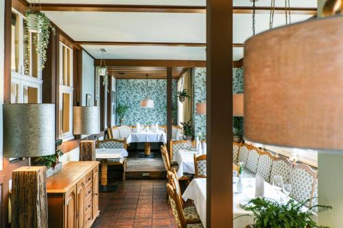 ヘルデッケにあるLandhotel Bonsmann's Hofのテーブルと椅子のあるダイニングルーム