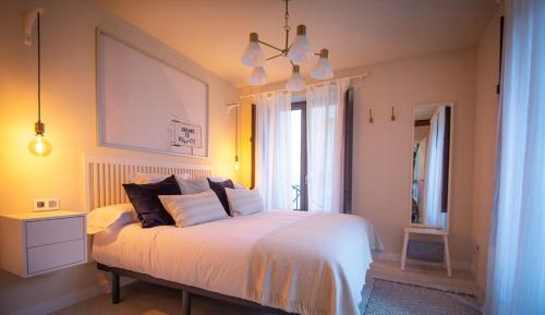 Posteľ alebo postele v izbe v ubytovaní Apartamentos UXAMA LUXURY EPONA - junto a la Plaza Mayor con ascensor
