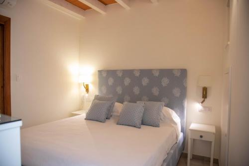 A bed or beds in a room at La terrazza di Chiara - vista mare