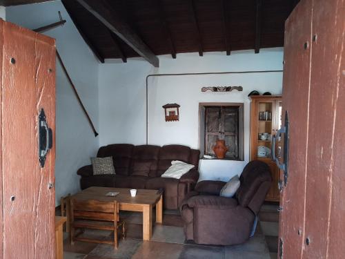 - un salon avec un canapé et une table dans l'établissement La Bellotita-Gáldar, à Gáldar