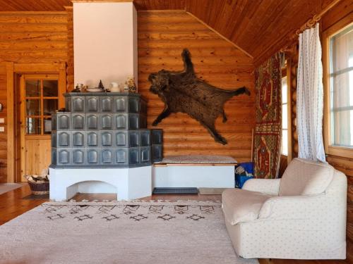 a living room with a bear statue on the wall at Charmantes Ferienhaus am Waldrand in Karlstift