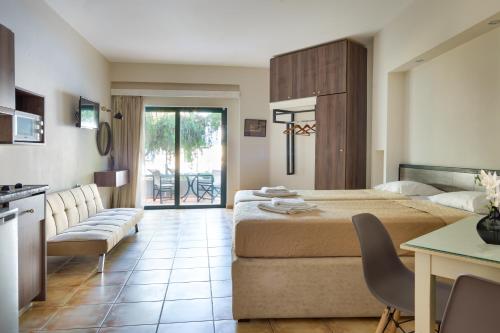 Postel nebo postele na pokoji v ubytování Nireas Hotel
