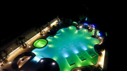 En udsigt til poolen hos Avaton Luxury Resort and Spa Access the Enigma - Adults Only & Kids 14 Plus- eller i nærheden