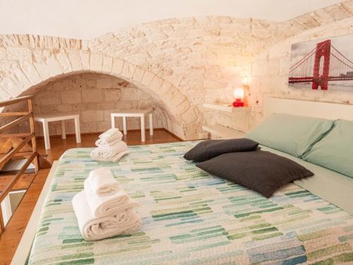 una camera da letto con un letto e asciugamani di B&B Nuvola Bianca a Castellana Grotte